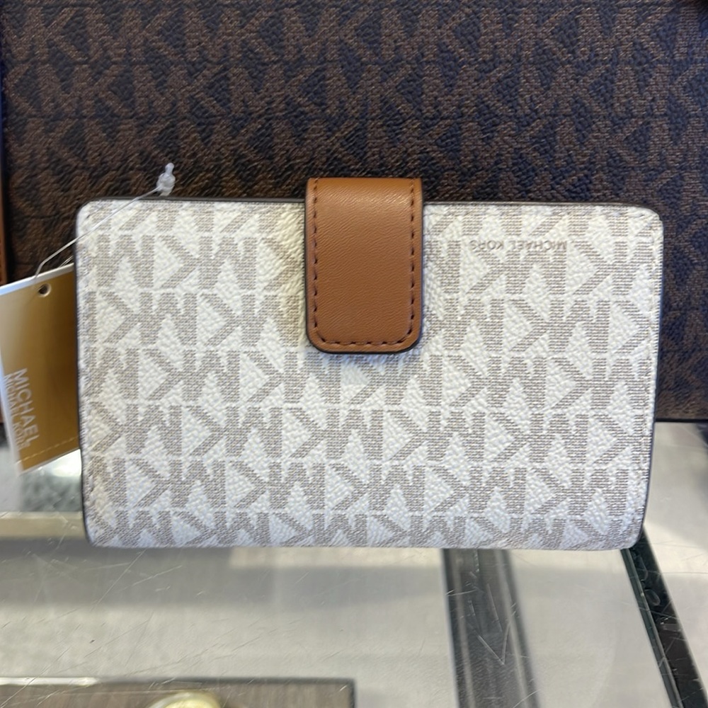 MICHAEL KORS
Medium Signature Logo Wallet 
Vanilla 
NWT - Picture 6 of 16